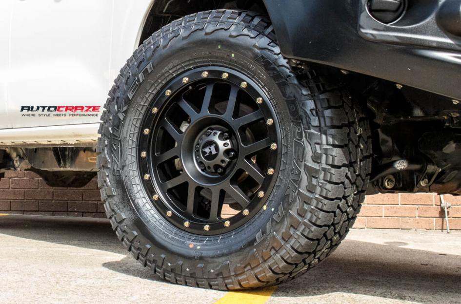 NISSAN-NAVARA-TREMOR-SATIN-BLACK